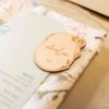 Detalle de mesa de boda decorada con marcasitio silvestre grabado en madera y estilo natural