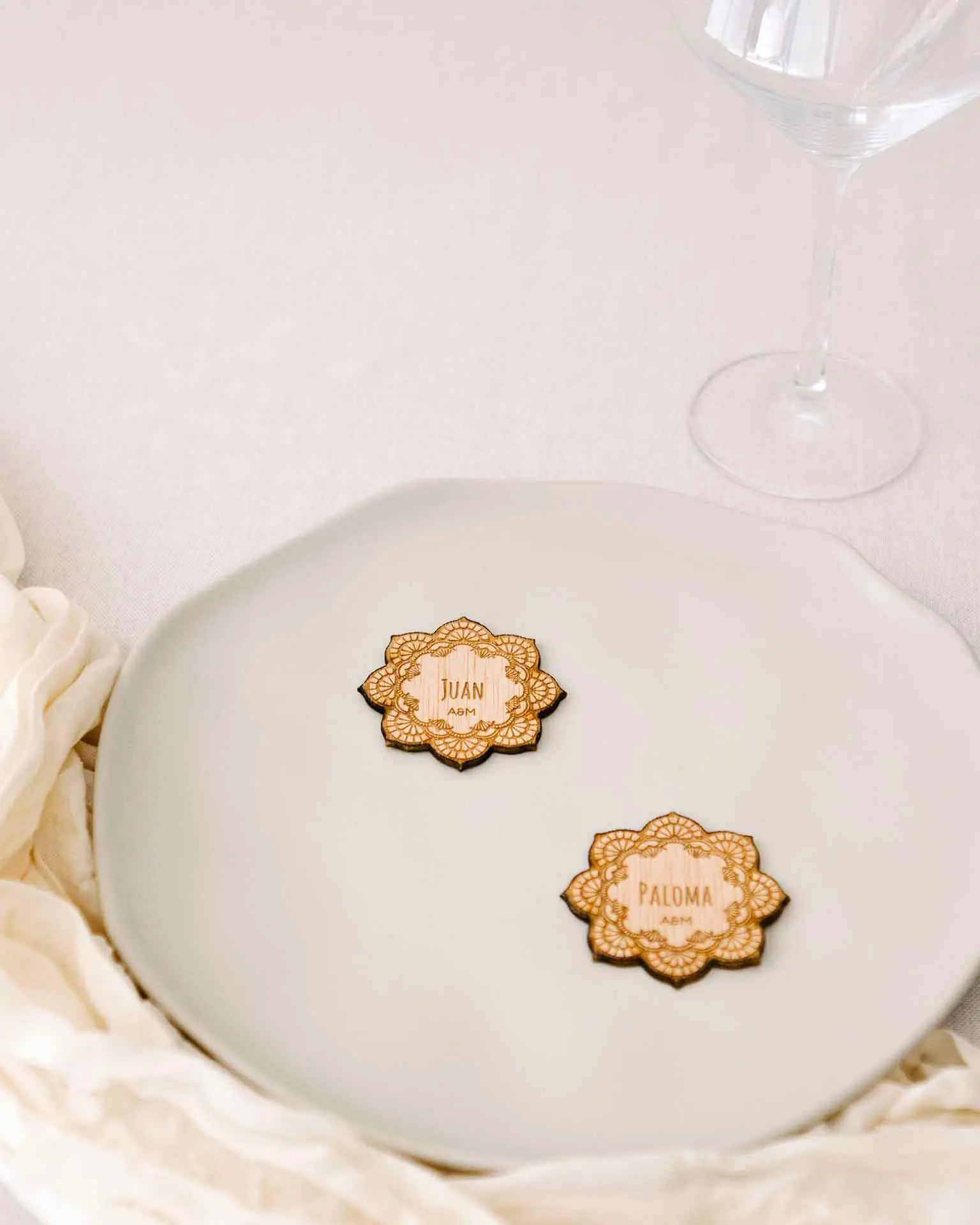 Marcasitios de madera con diseño de mandala integrados en la decoración de una mesa de evento