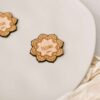Marcasitios Mandala de madera colocados sobre servilleta como detalle decorativo en mesa de boda