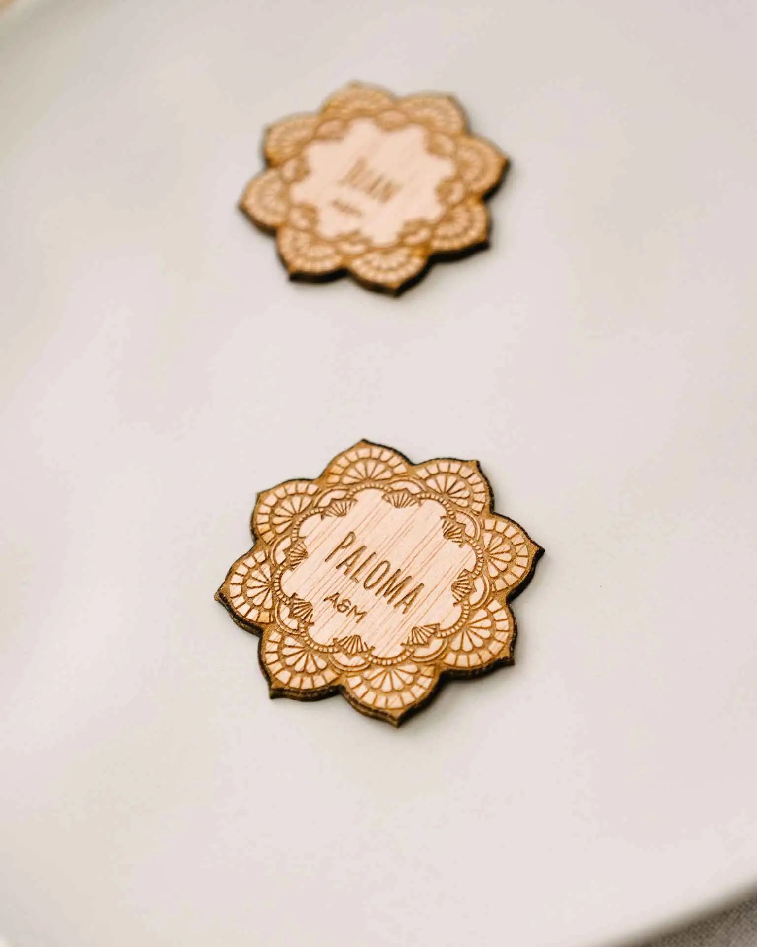 Conjunto de marcasitios con forma de mandala, todos personalizados con el nombre de cada invitado