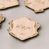Primer plano de marcasitio de madera con motivos silvestres y rústicos