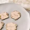 Marcasitios Silvestres de madera sobre plato de mesa de boda