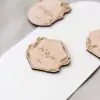 Marcasitios Silvestres de madera como parte de la decoración de mesa en una boda, con detalles botánicos