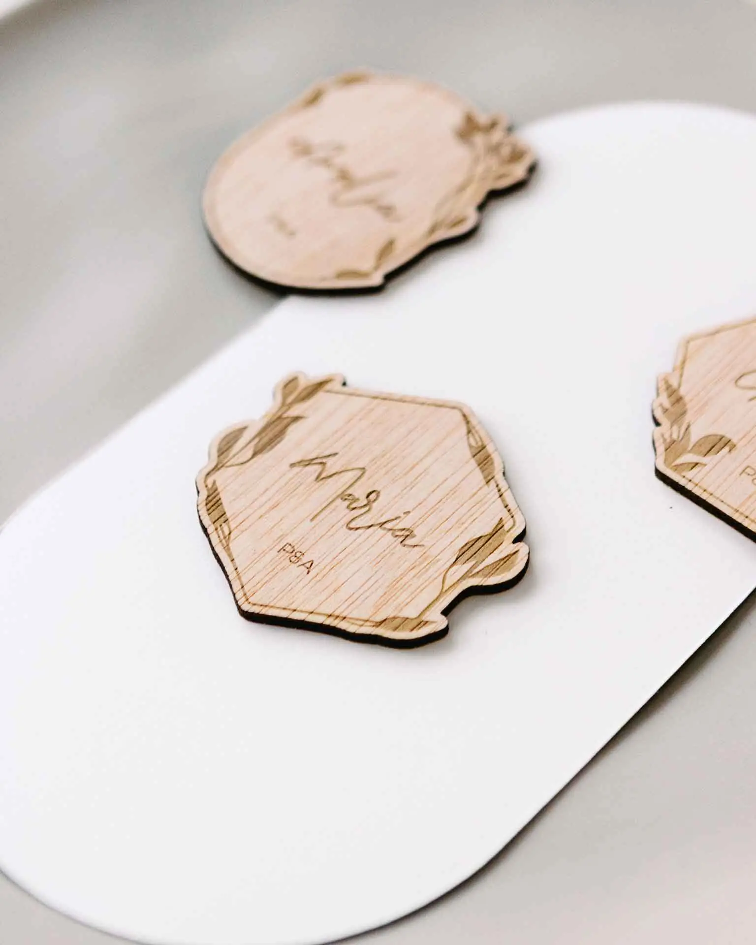 Marcasitios Silvestres de madera como parte de la decoración de mesa en una boda, con detalles botánicos
