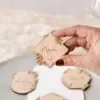 Tamaño real del marcasitio Silvestre mostrado en la mano, con forma geométrica y motivos florales grabados