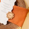 Marcasitio grabado para bodas modelo Mandala sobre mesa decorada con vajilla y flores