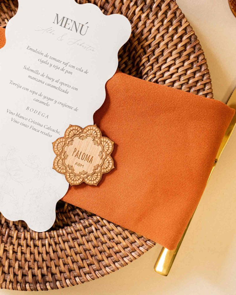 Marcasitio grabado para bodas modelo Mandala sobre mesa decorada con vajilla y flores