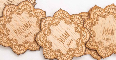 Marcasitios Mandala personalizados para decoración de bodas Vista general de varios marcasitios grabados para bodas, modelo Mandala, con nombres personalizados