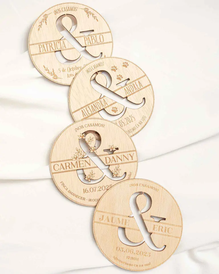 Varios modelos de la invitación de boda de madera Persé colocados juntos para comparar