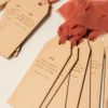 Conjunto de marcapu00e1ginas personalizados con frase grabada y sedas en tonos ocres