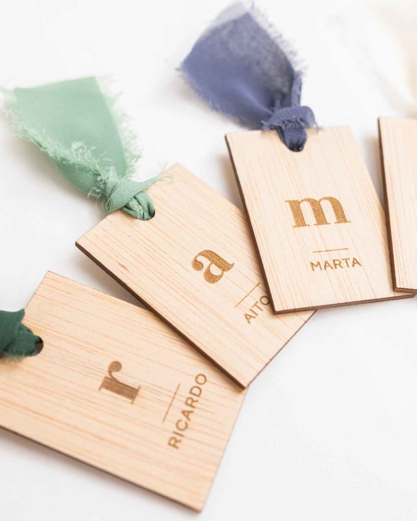 Grupo de marcasitios con seda para bodas personalizados, modelo Lazada en madera natural