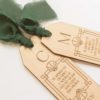 Detalle de marcapu00e1ginas personalizados con diseu00f1o Gran Gatsby y sedas verdes decorativas