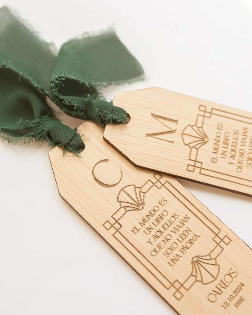 Detalle de marcapáginas personalizados con diseño Gran Gatsby y sedas verdes decorativas