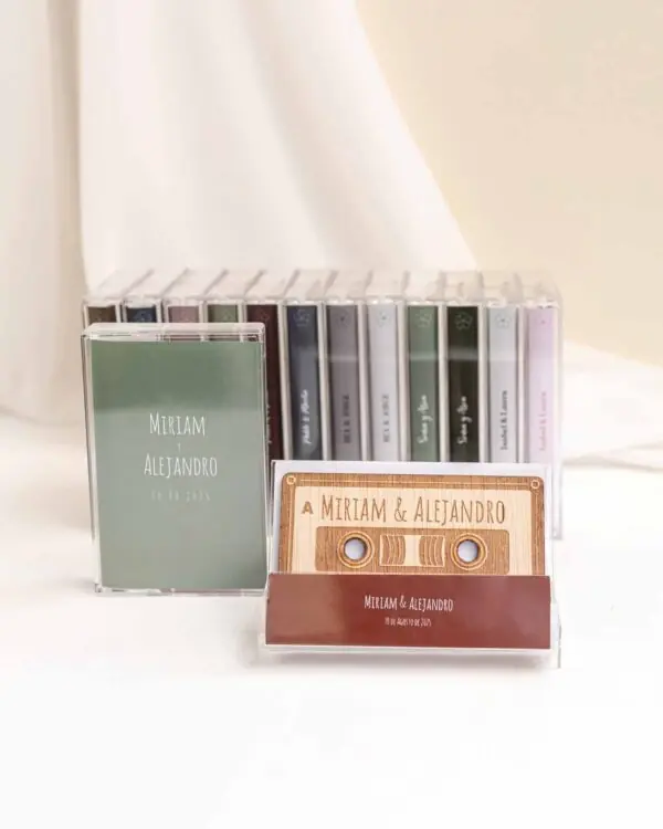 Variados modelos de invitación Canción de boda con diseño de cinta de cassette y personalización con código Spotify.
