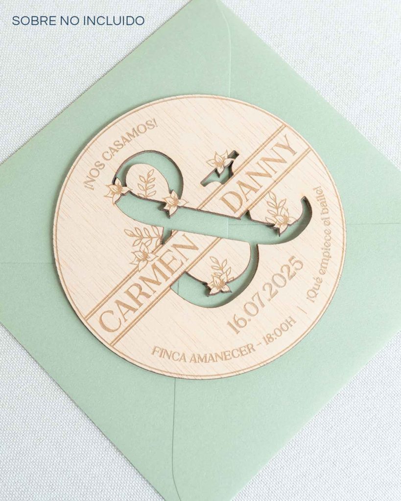 Invitación de boda Persé acompañada de su elegante sobre.