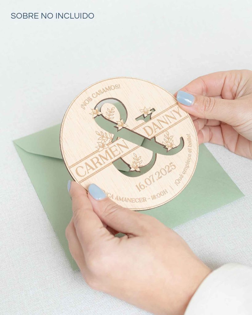 Invitación de boda Persé en mano, mostrando su diseño elegante.