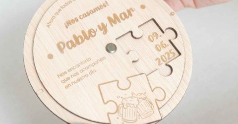 Invitación Puzzle en mano Detalle de la invitación de madera puzzle siendo sostenida