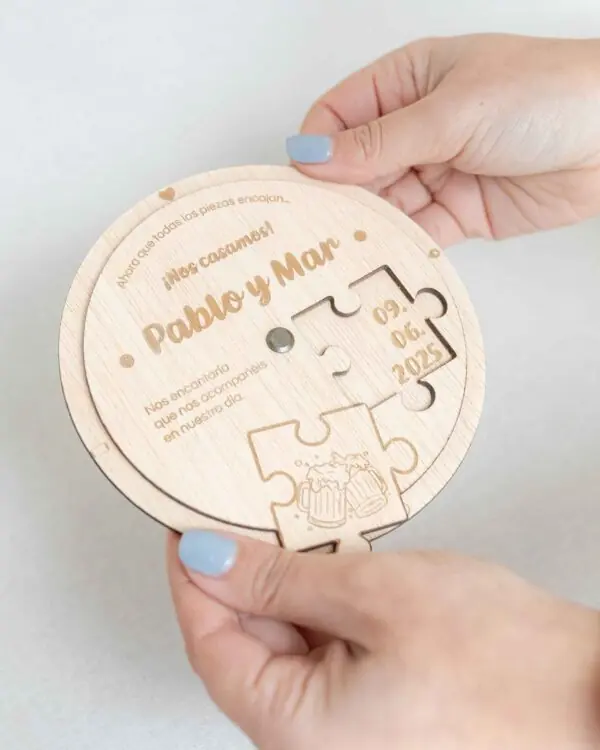 Detalle de la invitación de madera puzzle siendo sostenida