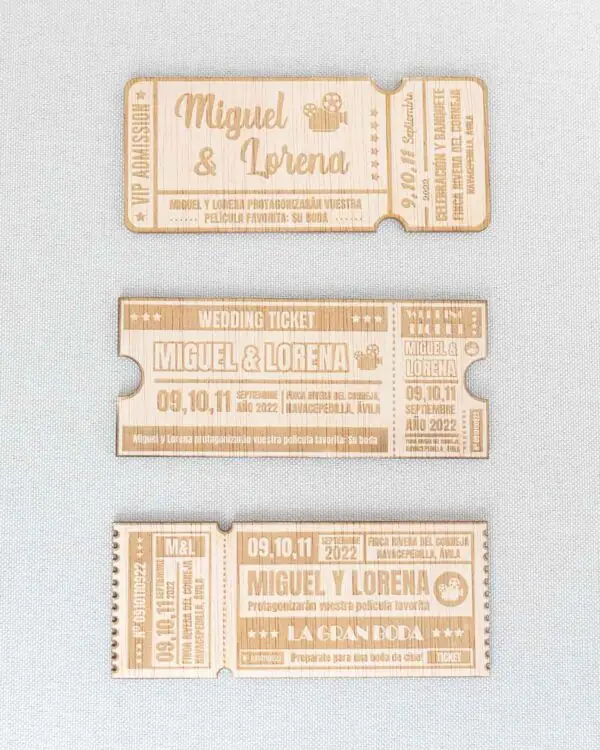 Invitación de boda con diseño tipo ticket sobre fondo neutro