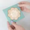 Invitación de boda mandala en mano con sobre, diseño delicado y simbólico.