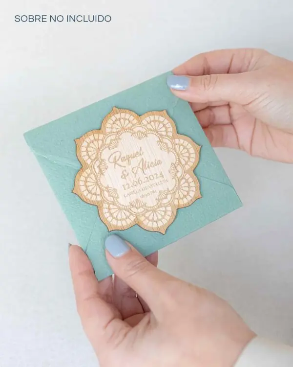 Invitación de boda mandala en mano con sobre, diseño delicado y simbólico.