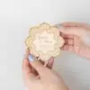 Invitación de boda mandala de madera natural, diseño detallado y elegante.