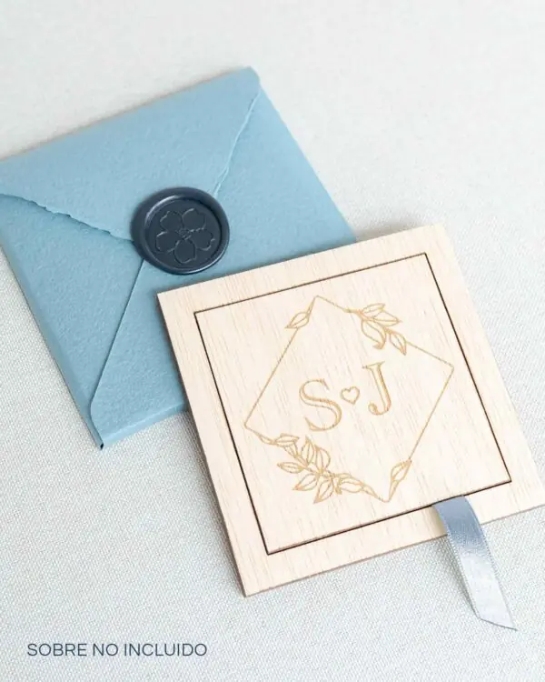 Invitación de boda Noa con lazo acompañada de un sobre.