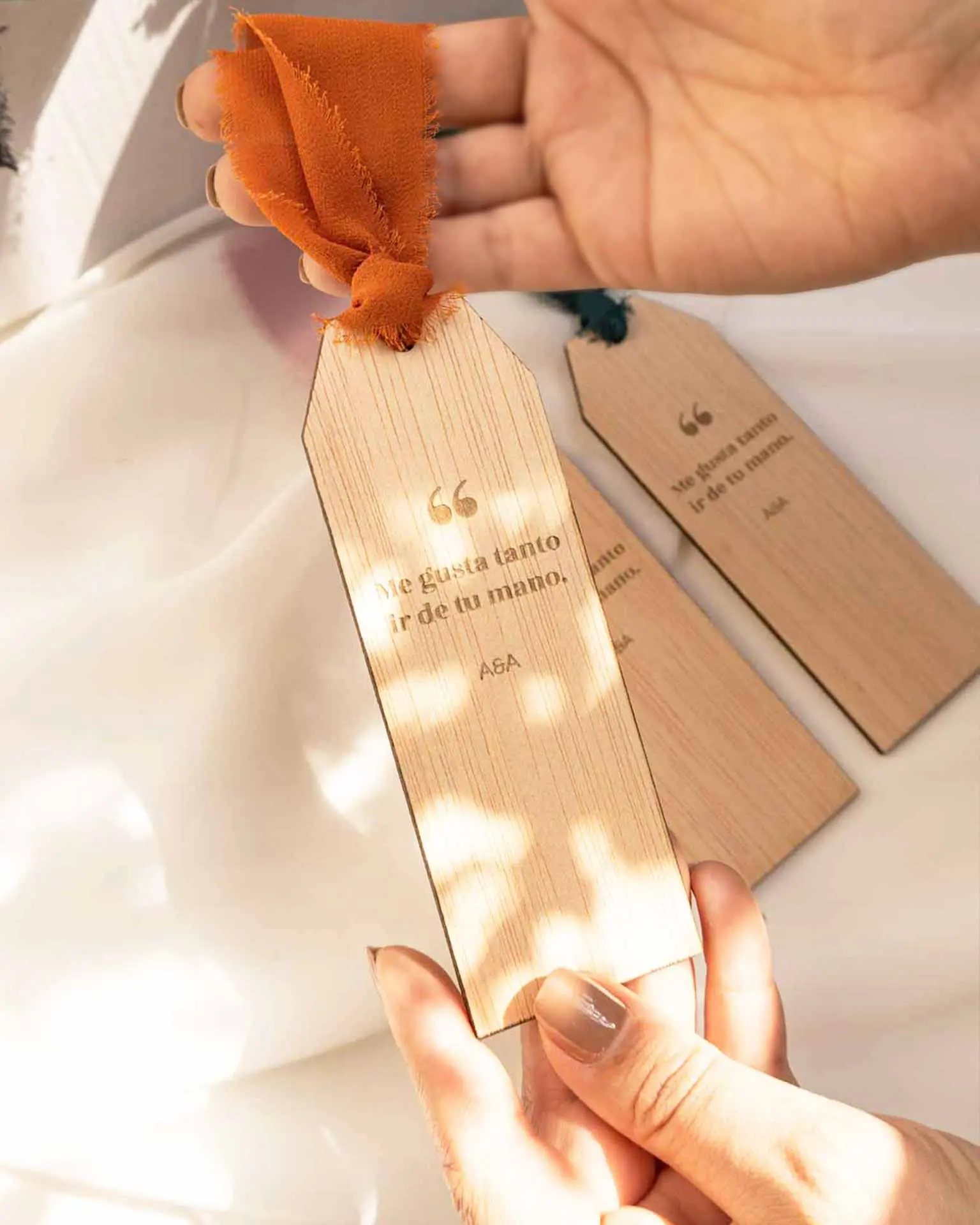 Marcapáginas personalizado mostrado en mano, destacando su diseño y detalles grabados