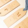 Marcapu00e1ginas personalizados con la inicial del nombre de cada invitado y sedas azules