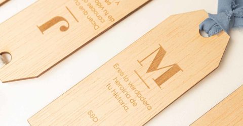 Marcapáginas Personalizado con Inicial del Nombre y Sedas Azules Marcapáginas personalizados con la inicial del nombre de cada invitado y sedas azules