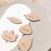Marcasitio de madera con forma de hoja de roble, grabado con nombre personalizado