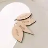 Marcasitios Forest integrados en la decoración de mesa, con formas de hoja grabadas en madera