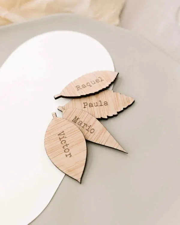 Marcasitios Forest integrados en la decoración de mesa, con formas de hoja grabadas en madera