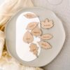 Marcasitio Forest con forma de hoja de arce grabada en madera, detalle decorativo de boda