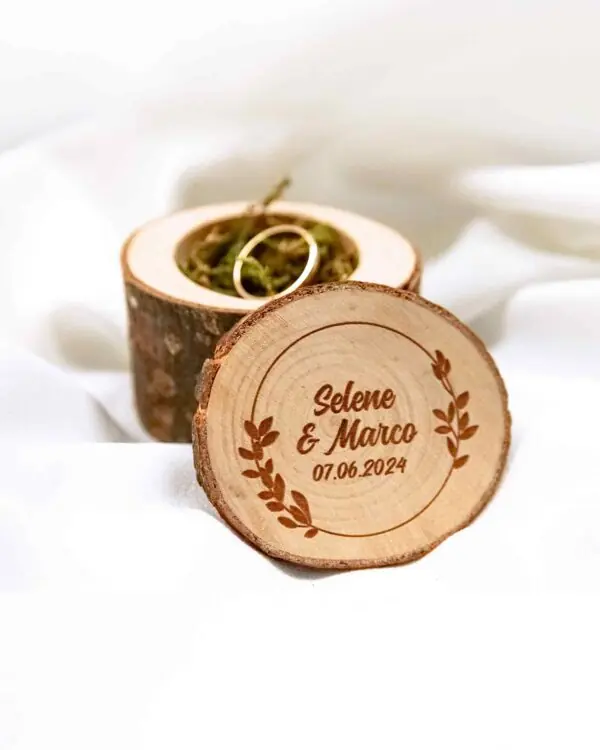 Porta alianzas Ávalon abierto con tapa de madera y grabado personalizado