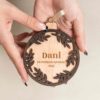Bola de Navidad personalizada con mensaje, vista en mano para mostrar el tamau00f1o y detalle