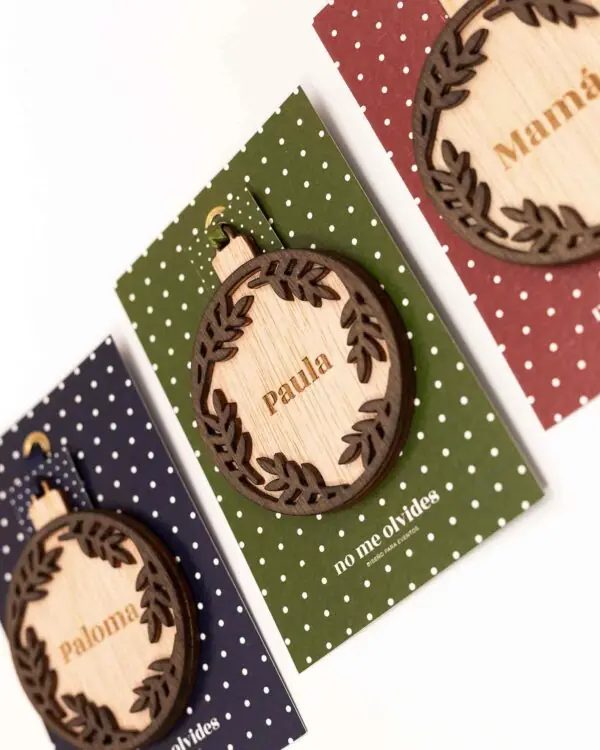 Bolas de Navidad personalizadas presentadas en tres colores disponibles para elegir