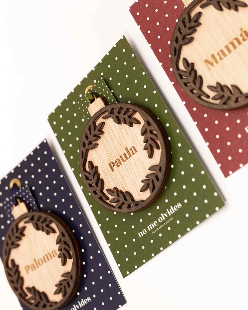 Bolas de Navidad personalizadas presentadas en tres colores disponibles para elegir