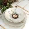 Bola de Navidad personalizada sobre un plato, mostrando su diseu00f1o u00fanico y personalizaciu00f3n