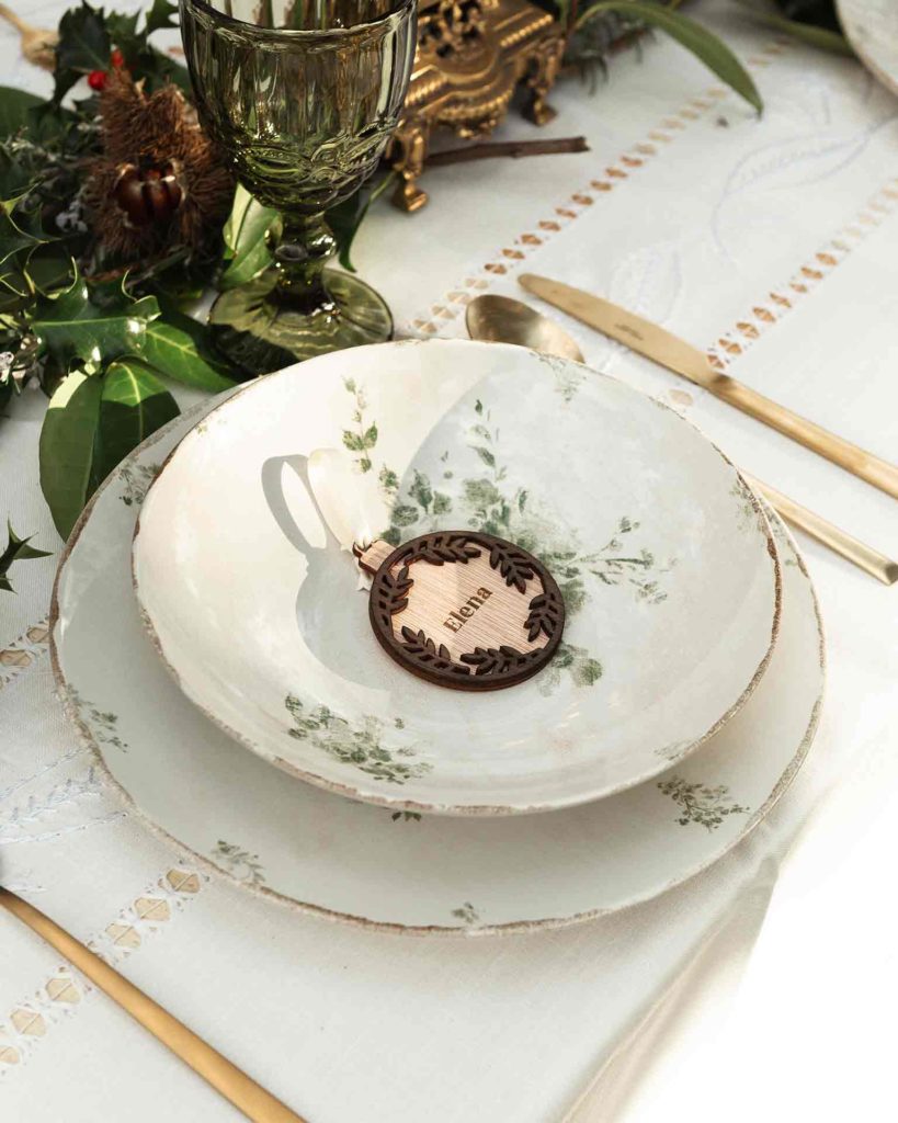 Bola de Navidad personalizada sobre un plato, mostrando su diseño único y personalización