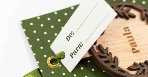 Detalle de Bola de Navidad Personalizada – Color Verde Detalle de una bola de Navidad personalizada en verde, mostrando su grabado y diseño