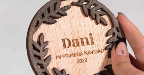 Detalle de la Bola de Navidad Personalizada en mano Detalle de la Bola de Navidad personalizada con mensaje, mostrada en mano para ver el grabado