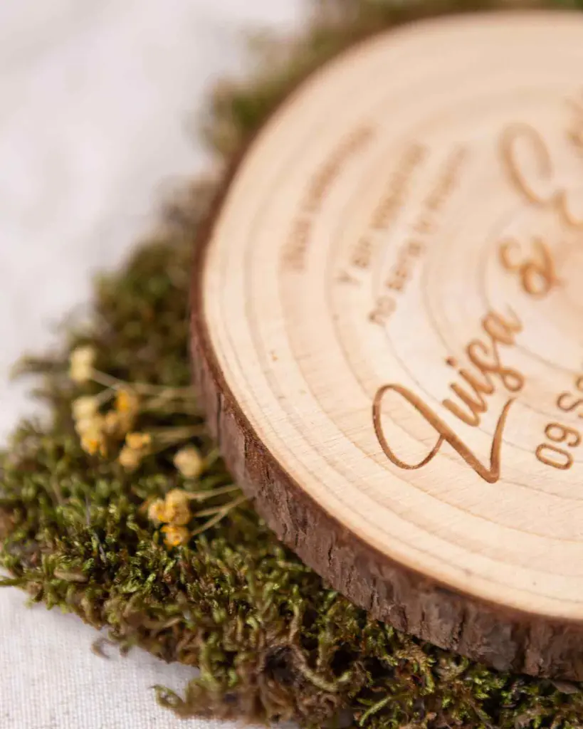 Detalle de la invitación Bosque sobre musgo y flores