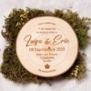 Invitaciu00f3n de boda Bosque, rodaja de madera natural personalizada con musgo y flores