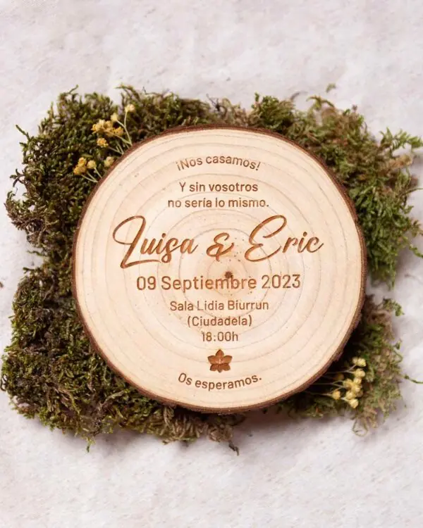 Invitación de boda Bosque, rodaja de madera natural personalizada con musgo y flores