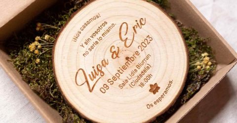 Invitación Bosque en caja con musgo y flores secas Invitación de madera Bosque en su caja con musgo y flores secas
