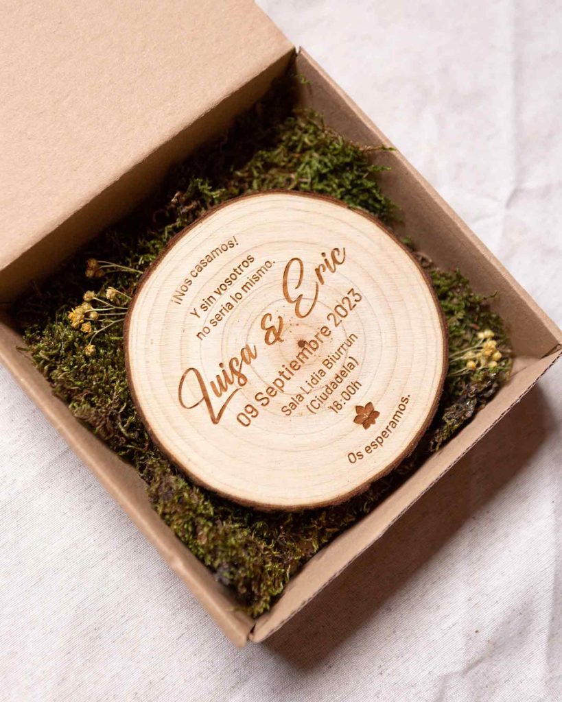 Invitación de madera Bosque en su caja con musgo y flores secas