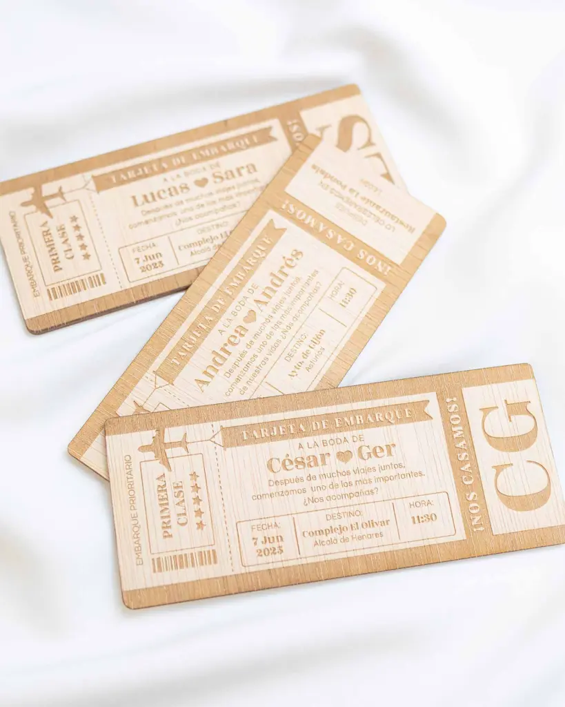 Varias invitaciones de boda de madera Aventura preparadas en el taller antes del envío
