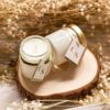 Dos velas mini personalizadas con etiquetas a juego, ideales para un detalle u00fanico en tu boda.
