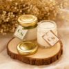 Otra vista de dos velas mini personalizadas con etiquetas, ideales para regalos de boda.